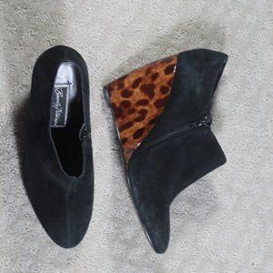 Beverly Feldman Women's 8.5 Black Suede 4" Shiny Animal Print Wedge Heel